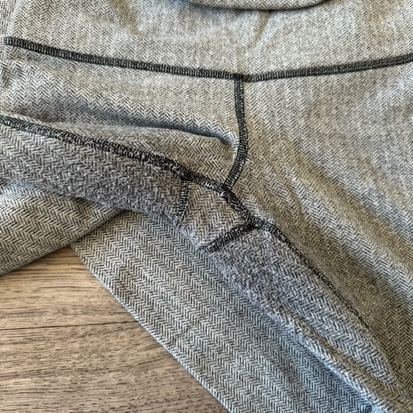 Lululemon heather gray patterned leggings - size 6 - Picture 5 of 5